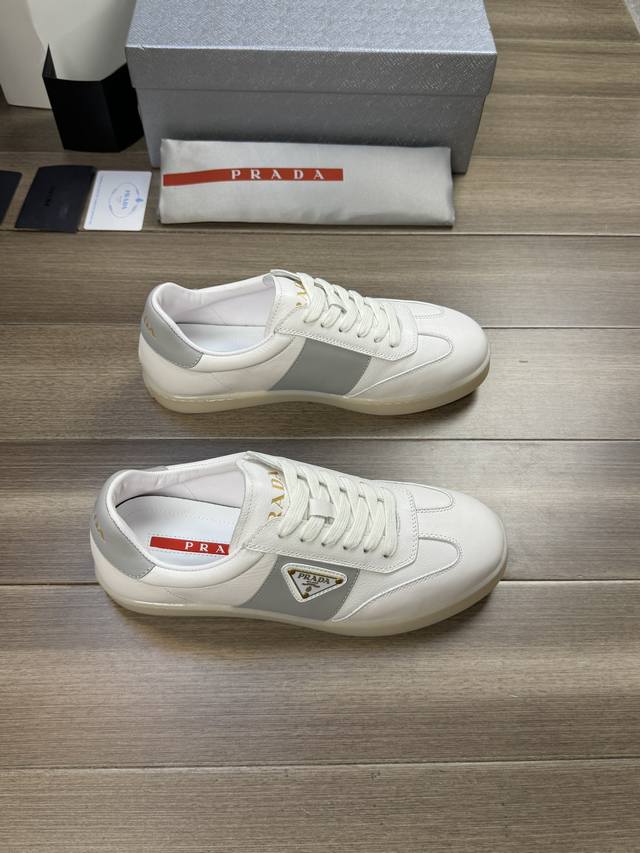 Prada* P: -Size ：38-44 45可订做 普拉达高端品质 原单 -鞋面：全粒面纳帕小牛皮、品牌帆布布匹、鞋身品牌金属扣件logo -内里：水染牛